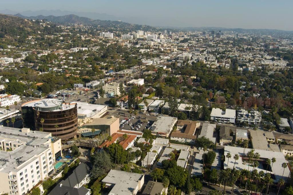 King Size Bed In Cozy, Modern Hollywood Place Apartment Los Angeles Bagian luar foto